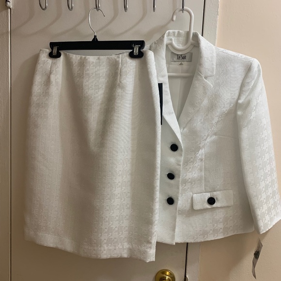 Le Suit Jackets & Blazers - NWT Size 6 Le Suit Three- button Vanilla Ice Skirt Suit